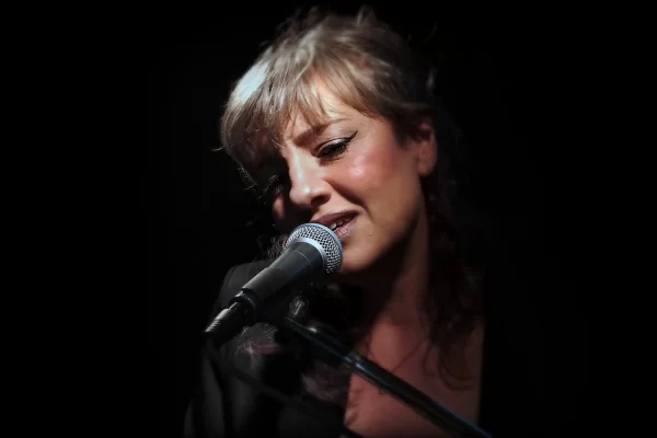 Ramona Fontani è Indaco: cantautrice, scrittrice, podcaster